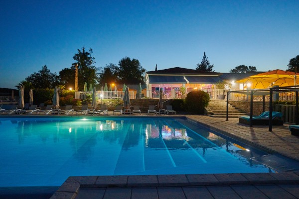 Lanzac zwembad 7 vakantiepark Frankrijk Dordogne luxe villa gezinnen restaurant animatie.jpg