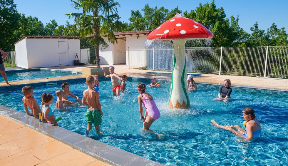 Village des Cigales zwembad 24 vakantiepark Frankrijk vakantiehuis Dordogne Lot Mauroux.jpg