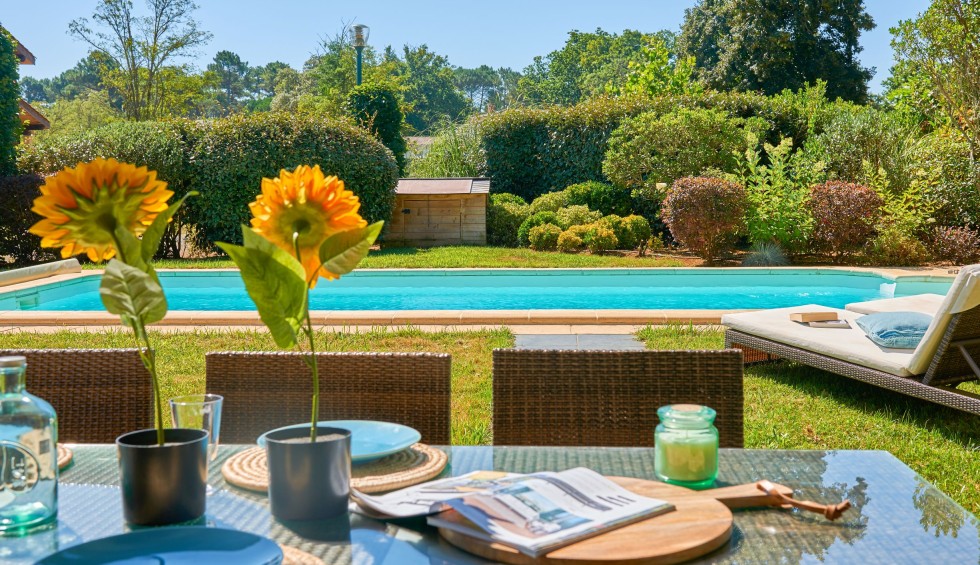 Fronsac 10 zwembad piscine Frankrijk luxe villa vakantiepark Aquitaine Gironde  animatie kinderen re