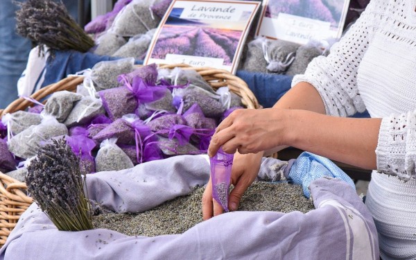 Markt Nans les Pins 1 Provence vakantie Frankrijk lavendel olijf kaas avond.jpg