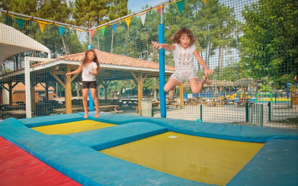 Coccinelle 17 kidparc animatie Frankrijk vakantiepark chateau de salles luxe villa kinderen.jpg