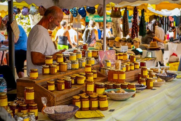 Languedoc markt 6 verkoper honing  tijdens vakantie in Frankrijk.jpg