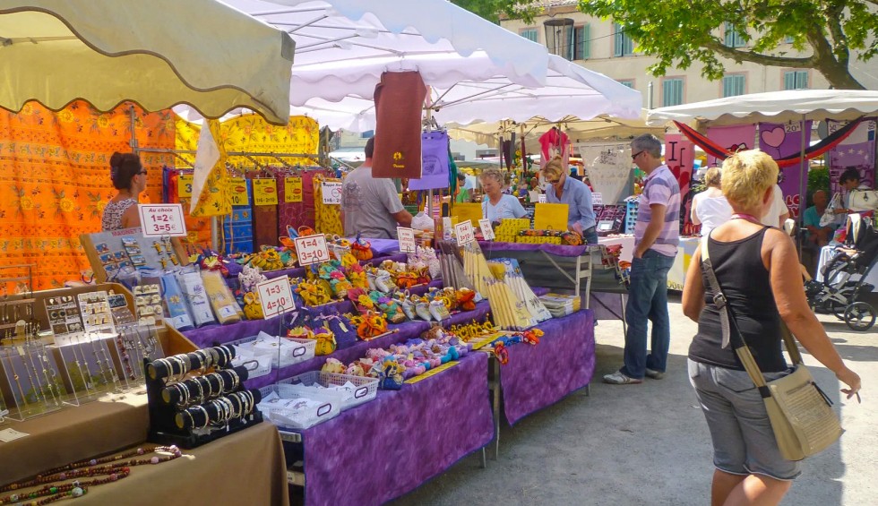 Castellane 4 toeristen op markt in de Provence vakantie Frankrijk.jpg