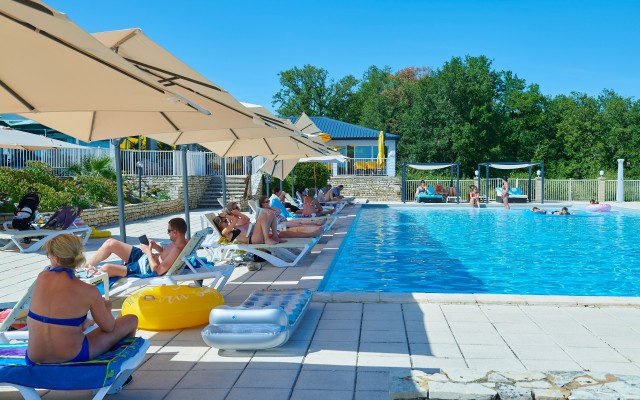 Lanzac zwembad 1 vakantiepark Frankrijk Dordogne luxe villa gezinnen restaurant animatie.jpg
