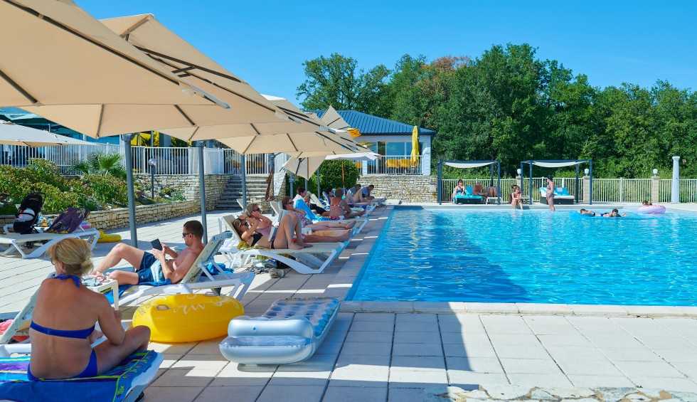 Lanzac zwembad 1 vakantiepark Frankrijk Dordogne luxe villa gezinnen restaurant animatie.jpg