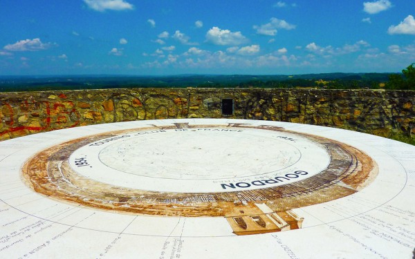 Gourdon 6 vakantie Dordogne Frankrijk Montmarsis vakantiepark zwembad restaurant animatie.jpg