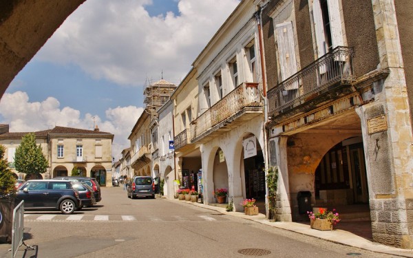 Bastides 5 Gironde Frankrijk vakantieland kust zwembad resort luxe villa toerisme kastelen.jpg