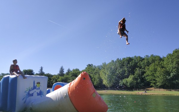 Gourdon 18 vakantie Dordogne Frankrijk Montmarsis vakantiepark zwembad restaurant animatie.jpg