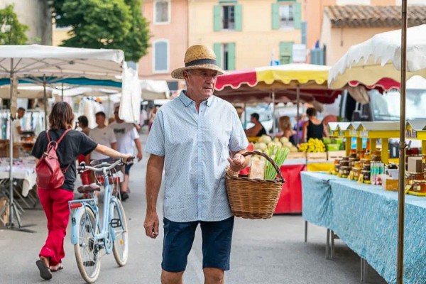 Castellane 9  man op de markt in de Provence Frankrijk.jpg