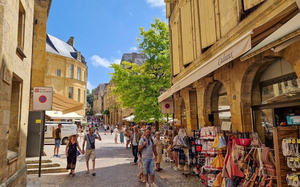 Markt Dordogne-Lot 4 Sarlat vakantie Frankrijk luxe villa gezin.jpg