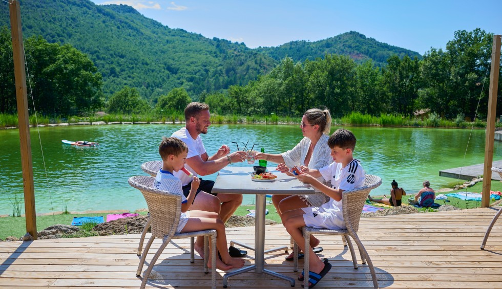 Espinet TR bistro 3 vakantiepark Quillan restaurant bar zwembad recreatiemeer Frankrijk Pyreneen.jpg