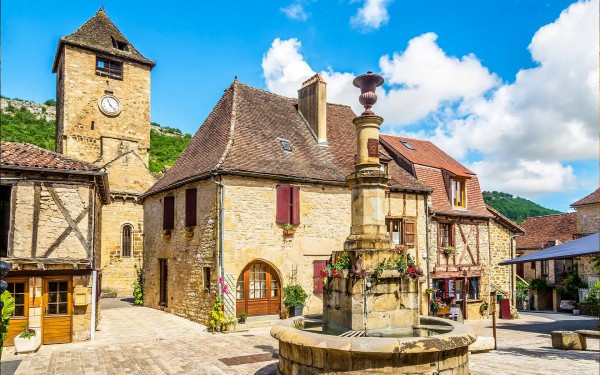 Frankrijk Autoire 1S Dordogne Lot vakantiepark luxe villa zwembad plus beaux village bergen.jpg