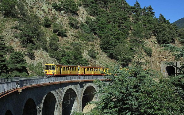 Train 4 jaune Frankrijk vakantie Cerdagne canari pyrenees villefranche mont louis bergen trein pyren