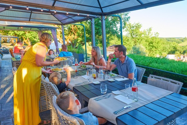 Restaurant 4 Village des Cigales Mauroux Dordogne Frankrijk vakantiehuis.jpg