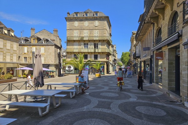Brive la Gaillarde 4 plein met winkels tijdens vakantie in Frankrijk.jpg