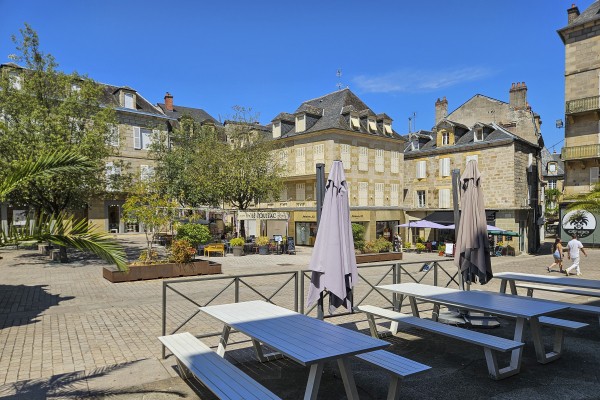 Brive la Gaillarde 11 plein met winkels tijdens vakantie in Frankrijk.jpg