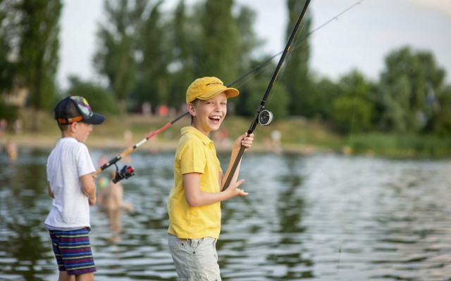 Recreatiemeer 9 Charente kinderen vissen in recreatiemeer tijdens vakantie Zuid-Frankrijk.jpg