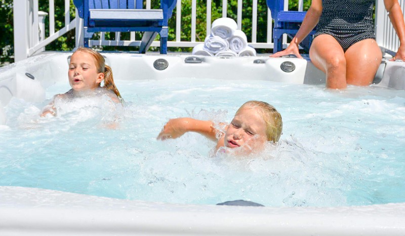 Jacuzzi 4 Frankrijk vakantieland luxe villa zwembad relax hottub spa resort wellness.jpg
