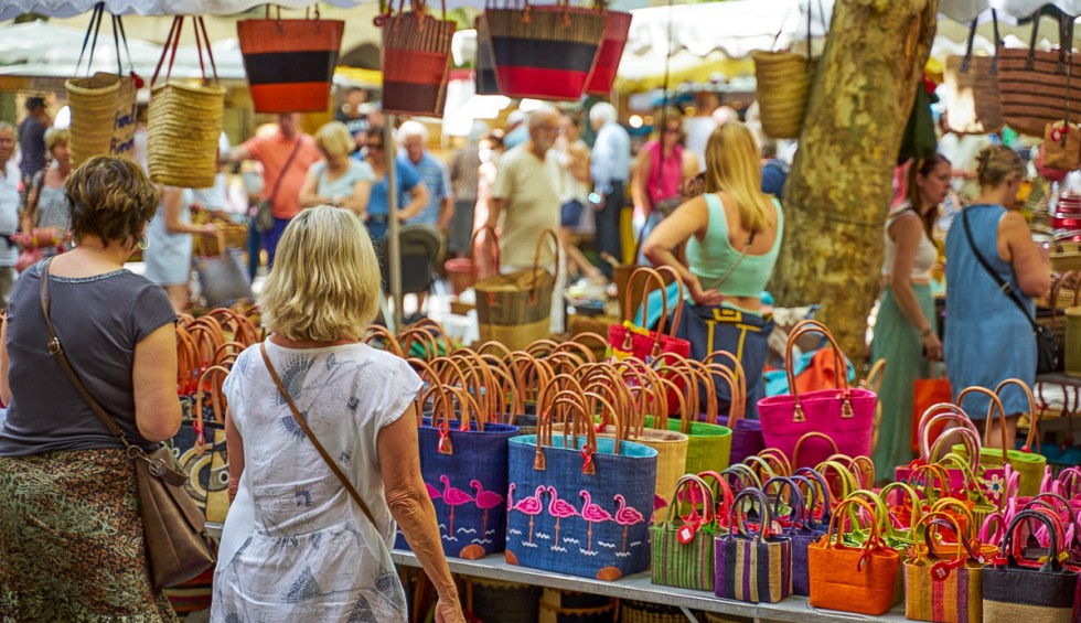Castellane 5 toeristen op markt Uzes in de Provence vakantie Frankrijk.jpg
