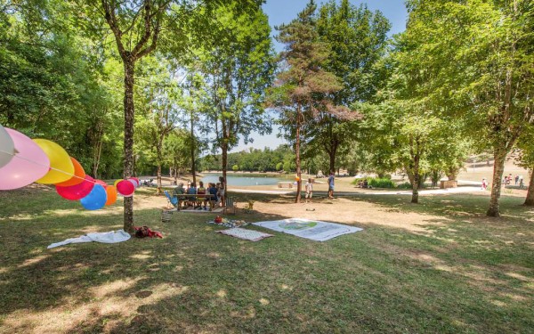 Gourdon 20 vakantie Dordogne Frankrijk Montmarsis vakantiepark zwembad restaurant animatie.jpg