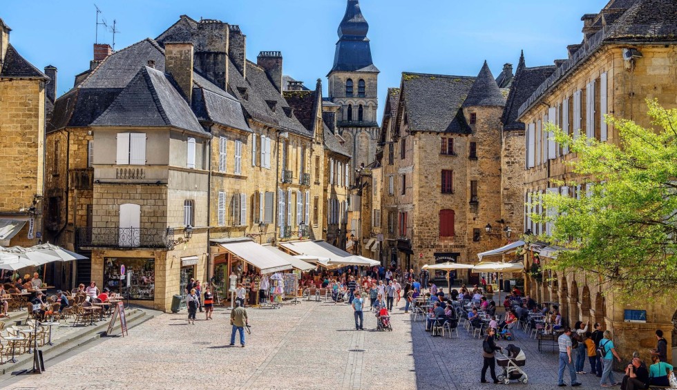 Sarlat 1 plein frankrijk dordogne vakantiepark comfort zwembad verwarmd animatie.jpg