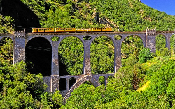 Train 10 jaune Frankrijk vakantie Cerdagne canari pyrenees villefranche mont louis bergen trein pyre