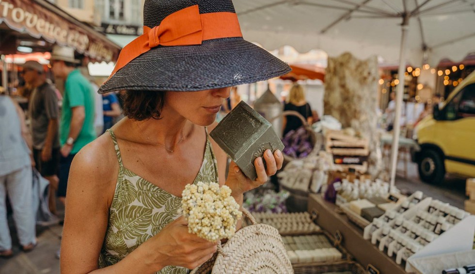 Provence Salernes 6 zeep Marseille  markt vakantie Frankrijk luxe villa zwembad toeristisch.jpg