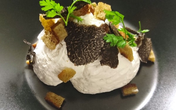 Village de Montmarsis 7 restaurant Gourdon Frankrijk vakantiepark luxe villa zwembad.jpg