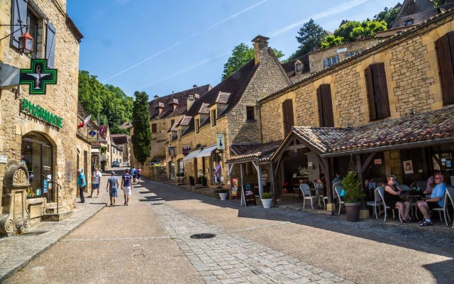 Beynac-et-Cazenac-Dordogne-50-plus-senioren-terras-vakantie-genieten-vin.jpg