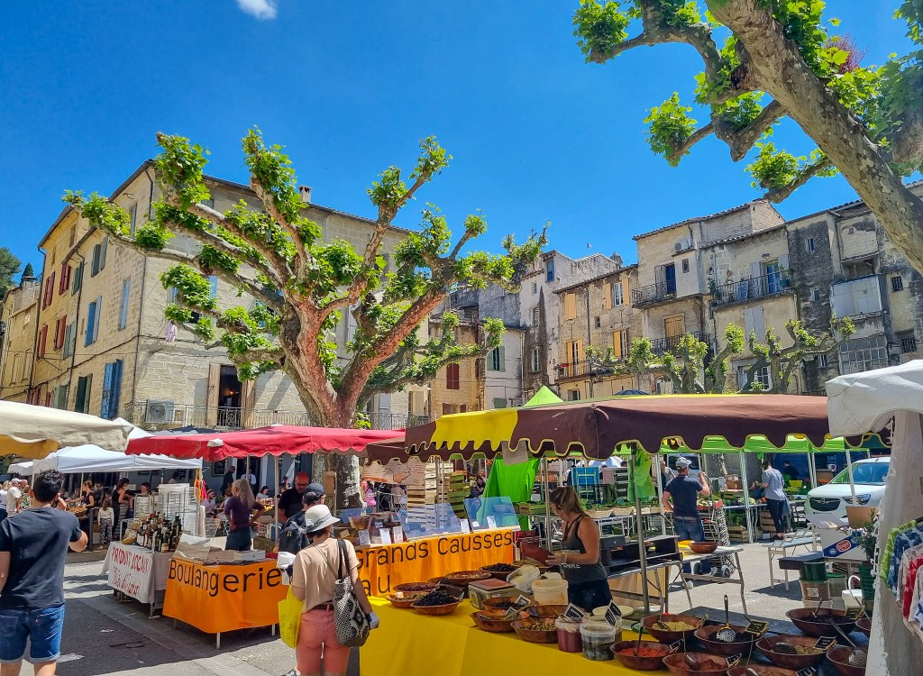 Languedoc markt 7 marktkramen tijdens vakantie in Frankrijk.jpg
