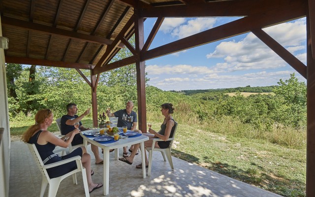 VDC Park 9 Village des Cigales Frankrijk vakantiepark zwembad uitzicht kinderen Dordogne Lot.jpg