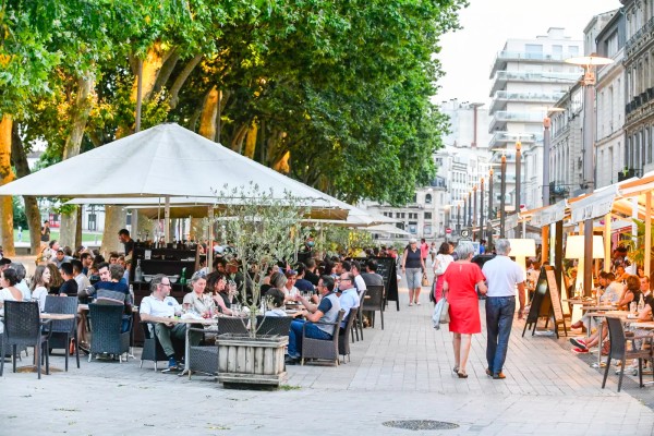 Niort 15 marais poitevin vakantie Frankrijk poitou charentes terras restaurant.jpg