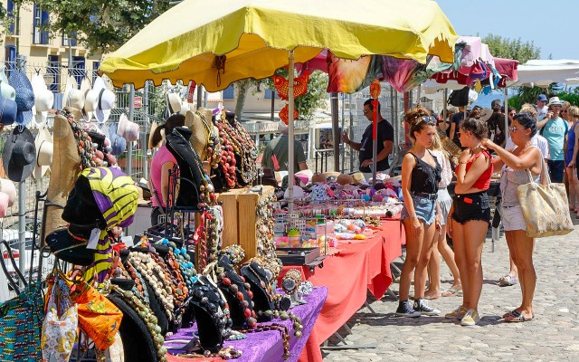 Languedoc markt 1 collioure marktkramen tijdens vakantie in Frankrijk.jpg