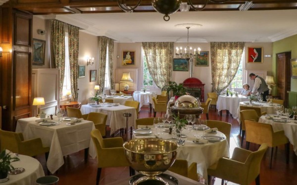 Village de Montmarsis 2 restaurant Gourdon Frankrijk vakantiepark luxe villa zwembad.jpg