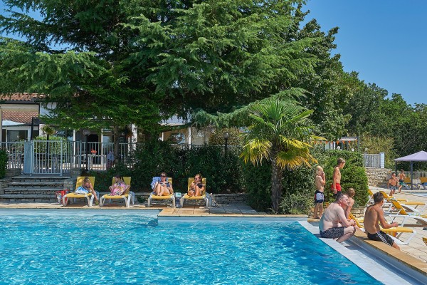 Lanzac zwembad 34 vakantiepark Frankrijk Dordogne luxe villa gezinnen restaurant animatie.jpg