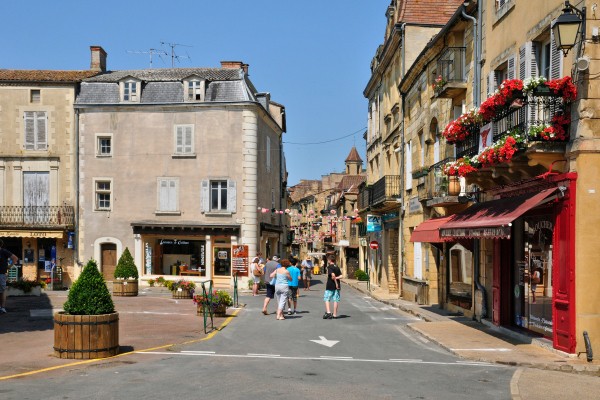 Belves 16 Dordogne perigord Frankrijk vakantie luxe villa toeristisch restaurant.jpg