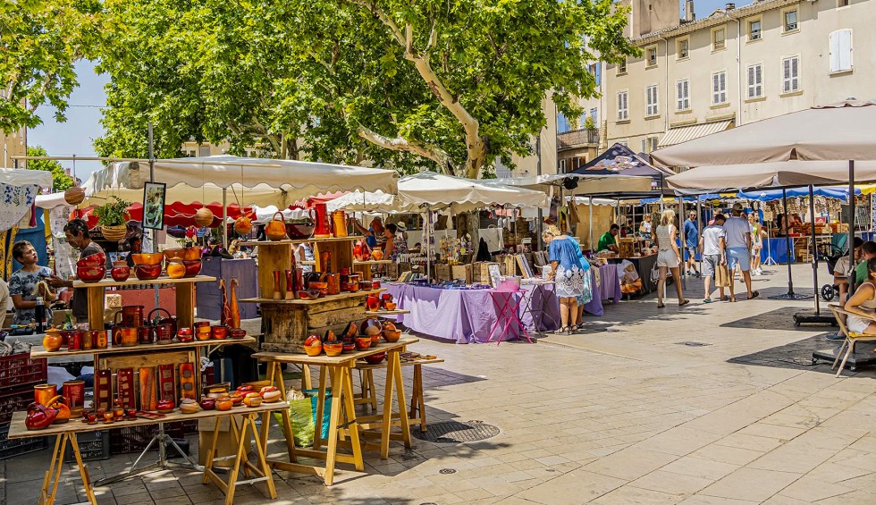 Markt Nans les Pins 10 Provence vakantie Frankrijk lavendel olijf kaas avond.jpg