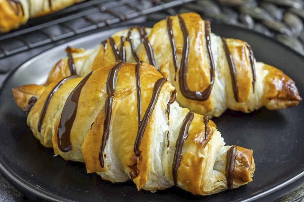 Croissant 15 zoete croissant met chocoladesaus.jpg