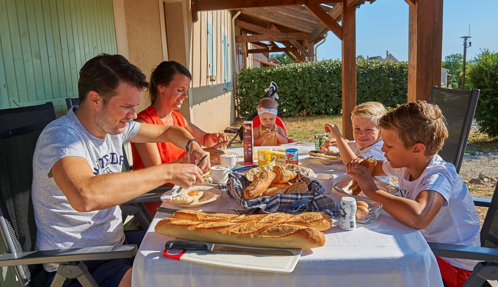 Lanzac vakantiepark 14 Frankrijk Dordogne Lot vakantiehuis luxe zwembad animatie restaurant.jpg