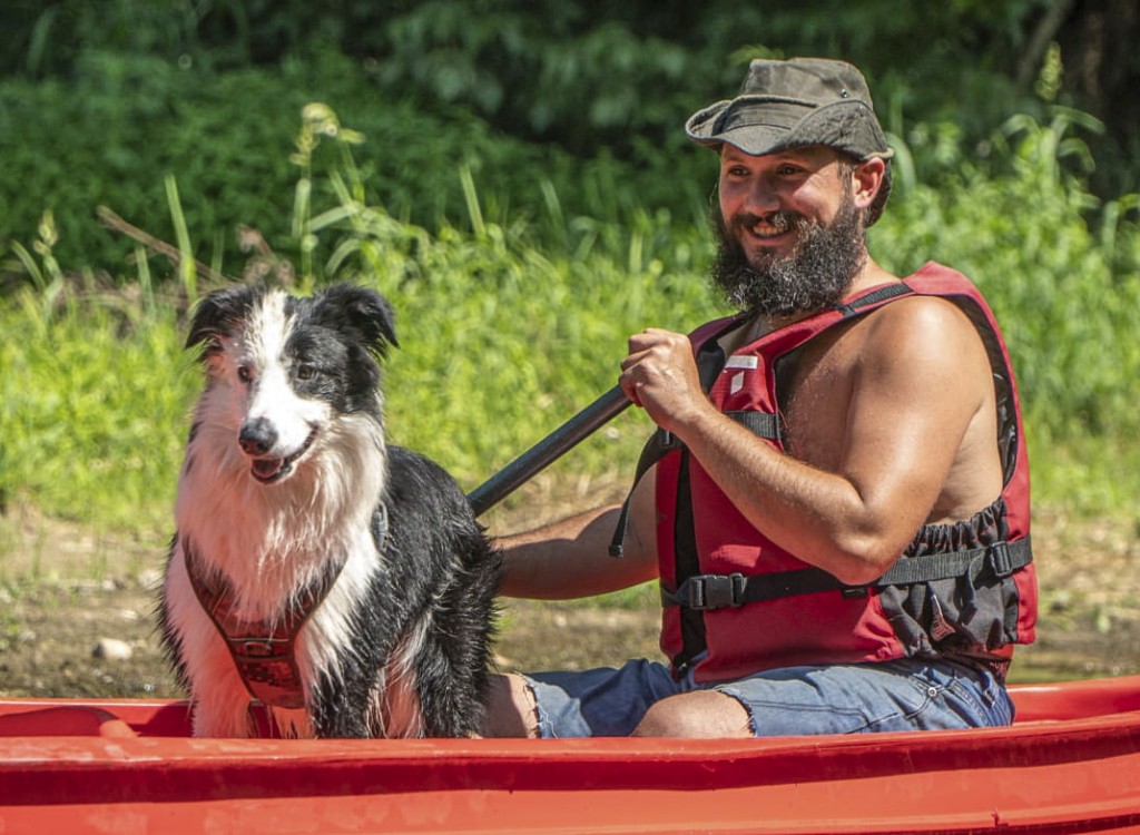 Frankrijk hond 8 in de kano over de Dordogne en Lot.jpg