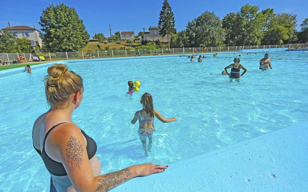 Zwembad 1 Sanxay vrouw met kinderen genieten tijdens vakantie.jpg