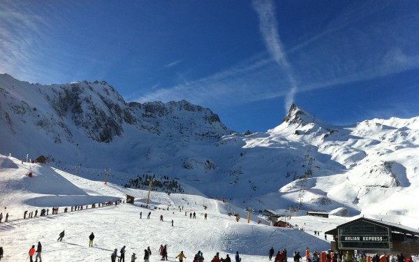 Oustal del Carlat Pyreneeen wintersport skilift en snowboarden vanaf pistes.jpg