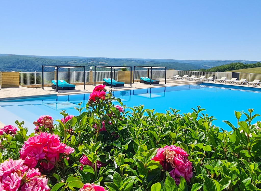 Lanzac zwembad 33S1 vakantiepark Frankrijk Dordogne luxe villa gezinnen restaurant animatie.jpg