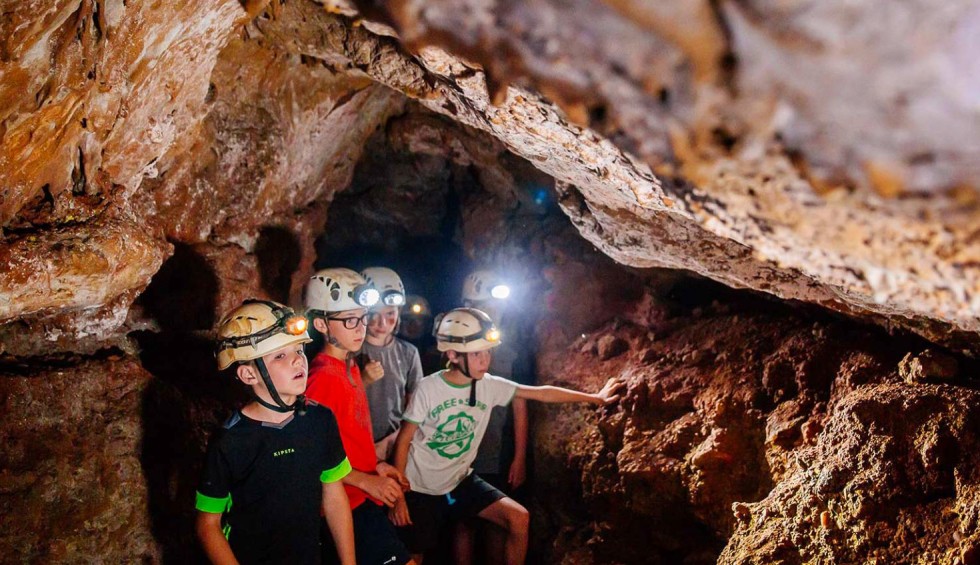 Grotten speleologie 1 sportief Village des Cigales vakantie Dordogne Frankrijk.jpg