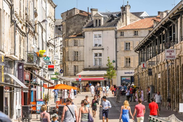 Niort 1 marais poitevin vakantie Frankrijk poitou charentes toerisme rue brisson.jpg