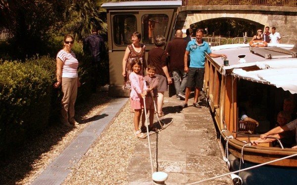 Gabare 6 Village des Cigales Frankrijk Cahors wijn vakantiepark boottocht sluis kinderen zwemmen.jpg