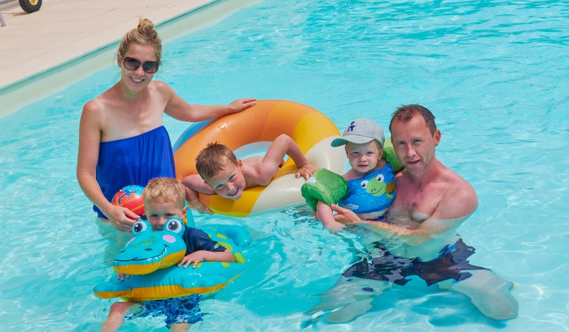 Forges zwembad 6 Frankrijk vakantiepark comfort luxe villa animatie aveneau vieille vigne gezin.jpg