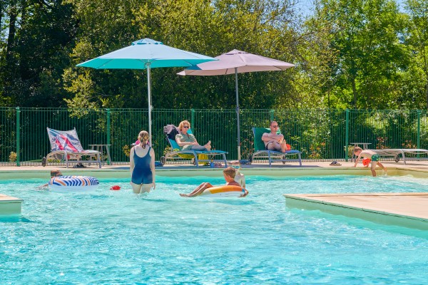 Forges zwembad 2 Frankrijk vakantiepark comfort luxe villa animatie aveneau vieille vigne gezin.jpg